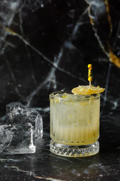 Alkoholhaltig Whisky Penicillin Drick Cocktail Med Citron Honungssirap Och Söt — Stockfoto