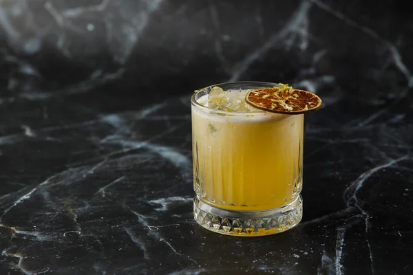 果香与石灰和干石灰混合在黑色大理石背景上 颜色温暖的鸡尾酒 Mezcal鸡尾酒 — 图库照片