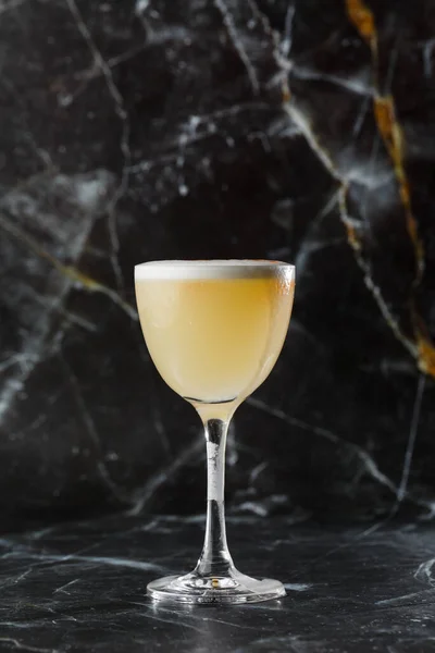 Pisco Zure Cocktail Whisky Met Limoen Eiwit Suikersiroop Glas Donkere — Stockfoto