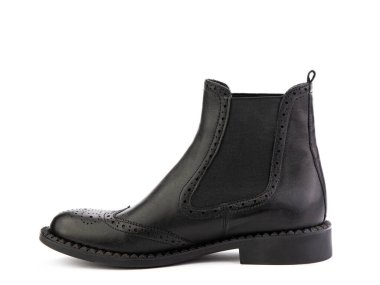 Kadınların sonbahar şelaleleri siyah deri botlarla izole edilmiş beyaz arka plan. Sol taraf. Moda ayakkabıları. Ayakkabı mağazası konsepti için fotoğraf çekimi