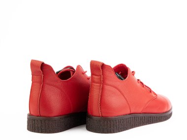 Kadınların sonbahar kırmızı deri jodhpur çizmeleri, beyaz arka planda siyah tabanlı. Arka manzara. Moda ayakkabıları. Ayakkabı mağazası konsepti için fotoğraf çekimi.