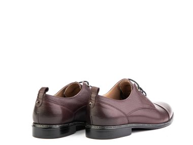 Klasik bir deri şık erkek ayakkabısı izole edilmiş beyaz arka plan. Damadın şık kahverengi ayakkabıları. İzole bir nesne beyaz arkaplanı kapatıyor. Arka taraf görünümü.