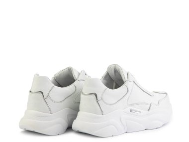 Beyaz klasik deri ayakkabılar. Sıradan kadın tarzı. Beyaz bağcıklı ve beyaz lastik tabanlı. Beyaz arka planda izole edilmiş yakın çekim. Arka manzara. Moda ayakkabıları..