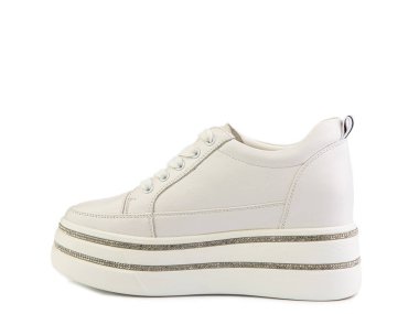 Beyaz klasik deri ayakkabılar. Sıradan kadın tarzı. Beyaz bağcıklı ve beyaz lastik tabanlı. Beyaz arka planda izole edilmiş yakın çekim. Sol taraf. Moda ayakkabıları..