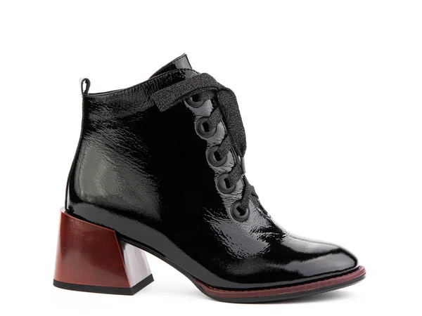ブラックジップと平均赤いかかとと女性の秋の足首の黒い革のブーツ 隔離された白い背景 右側の景色 ファッションシューズ 靴屋のコンセプトのためのPhotoshoot — ストック写真
