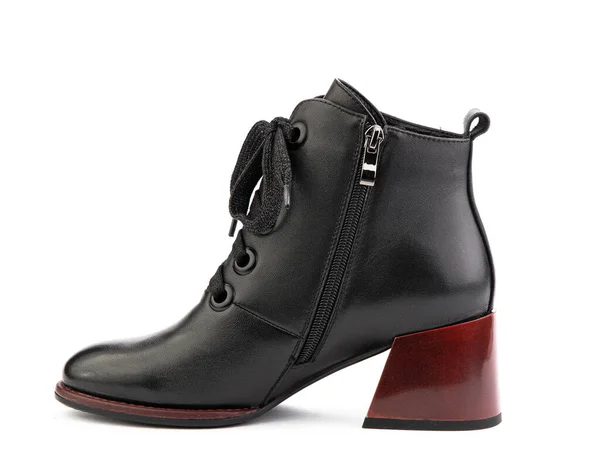 ブラックジップと平均赤いかかとと女性の秋の足首の黒い革のブーツ 隔離された白い背景 左側の景色 ファッションシューズ 靴屋のコンセプトのためのPhotoshoot — ストック写真