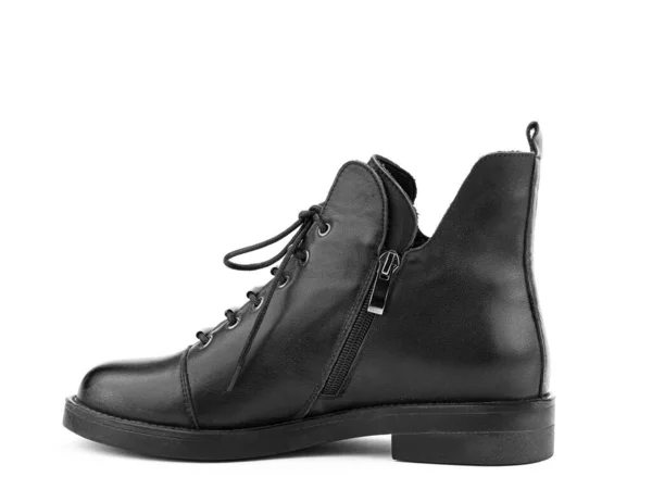 女式秋季黑色皮靴 黑色底 白色底色孤立 左边的视线 时髦的鞋子 鞋店概念摄影 — 图库照片