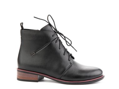 Kadın sonbahar bileği siyah deri botlar siyah fermuarlı ve ortalama kahverengi topuklu, izole beyaz arka plan. Sağ taraf manzaralı. Moda ayakkabıları. Ayakkabı mağazası konsepti için fotoğraf çekimi.