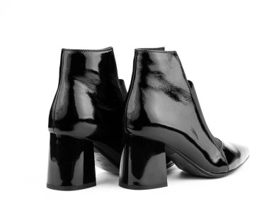 Kadınların sonbahar bileği siyah deri botlar, siyah fermuarlı ve ortalama topuklu, izole beyaz arka plan. Arka manzara. Moda ayakkabıları. Ayakkabı mağazası konsepti için fotoğraf çekimi.