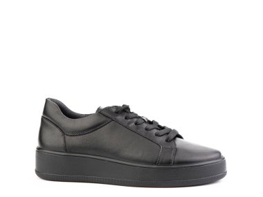 Bağcıklı siyah deri klasik spor ayakkabılar. Sıradan kadın tarzı. Siyah lastik tabanlar. Beyaz arka planda izole edilmiş yakın çekim. Sağ taraf manzaralı. Moda ayakkabıları.