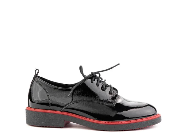 女用牛津黑色皮鞋 红色条纹 白色底色孤立 右边的视图 时髦的鞋子 鞋店概念摄影 — 图库照片