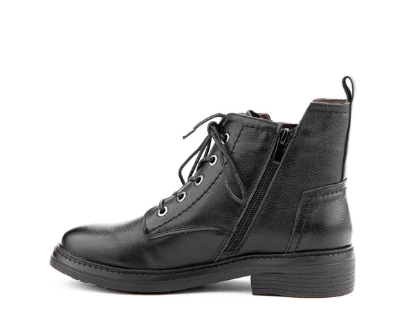 女人的秋天黑色皮靴 鞋带和普通高跟鞋 孤立的白色背景 左边的视线 时髦的鞋子 鞋店概念摄影 — 图库照片
