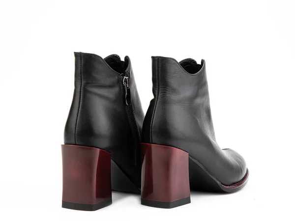 ブラックジップと赤平均かかと 隔離された白い背景を持つ女性の秋の足首の革のブーツ 裏側の景色 ファッションシューズ 靴屋のコンセプト ファッションとデザイン ショッピングの概念 — ストック写真