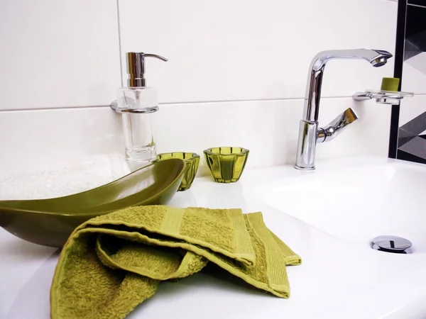 Lavatório de banheiro limpo com toalha verde — Fotografia de Stock