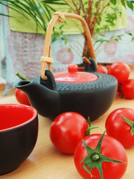 Tekanna med röd potatis — Stockfoto