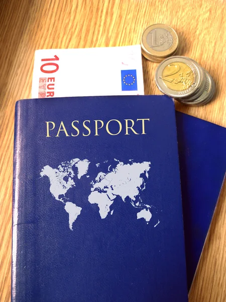 Паспорт з грошима — стокове фото