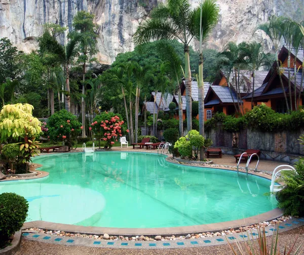 Zwembad in tropische resort — Stockfoto