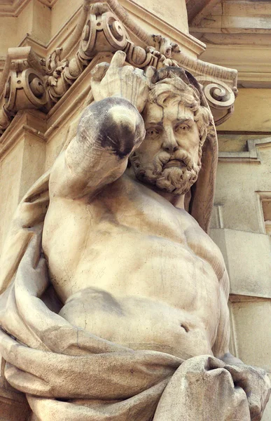 Gotycka rzeźba muskularnego mężczyzny — Zdjęcie stockowe