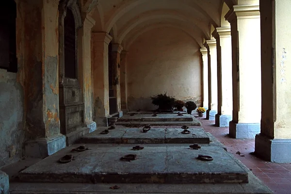 Antigua cripta en el cementerio — Foto de Stock