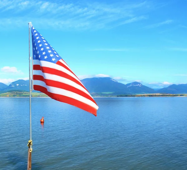 Bandera americana cerca del lago — Foto de Stock