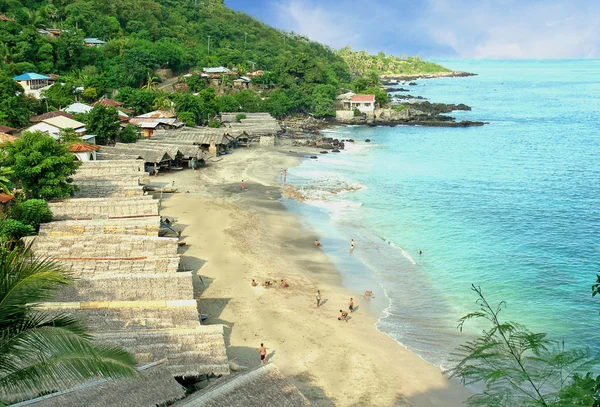 Tropical beach with bungalows — Stock Photo, Image