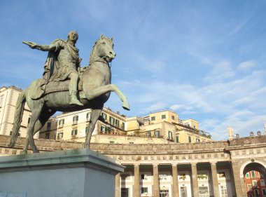 Napoli meydanda heykeli