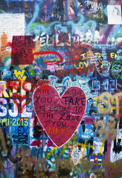 Corazón graffitti en la pared - fondo — Foto de Stock