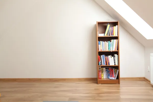 Bookcase in empty room — Stock Photo, Image