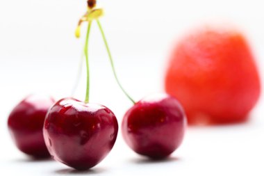 Üç kiraz ve çilek