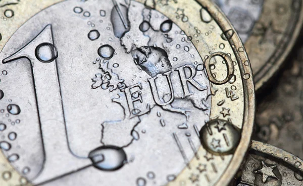 Euro munt detail met water drops — Stockfoto
