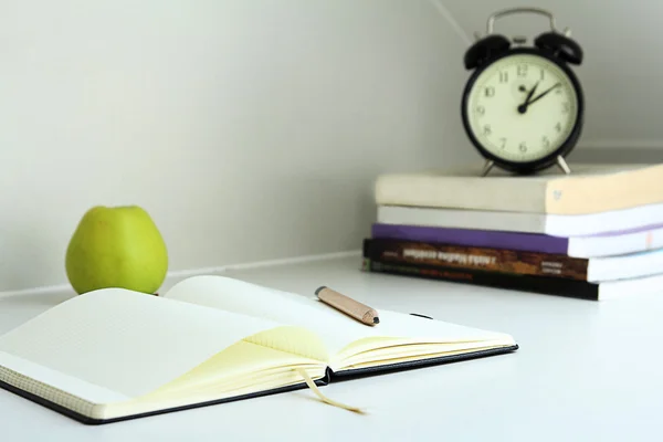 Notizen mit Apfel und Stift — Stockfoto