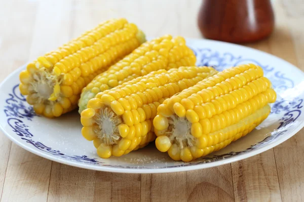 Варёная кукуруза на тарелке — стоковое фото