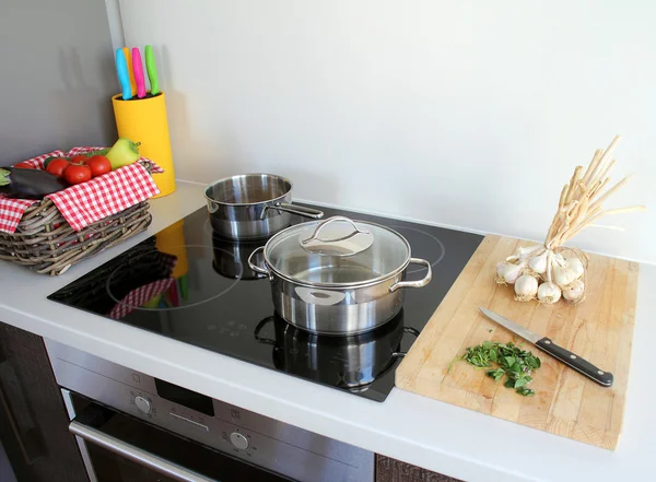 Matlagning modernt kök — Stockfoto