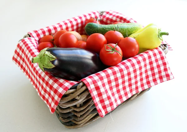 Verduras en canasta de mimbre —  Fotos de Stock