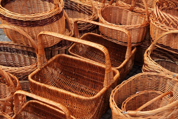 Cestas de mimbre en el mercado — Foto de Stock