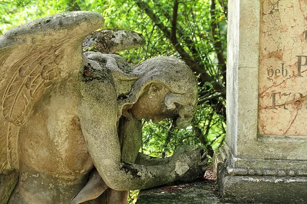 Sorg kyrkogården ängel — Stockfoto