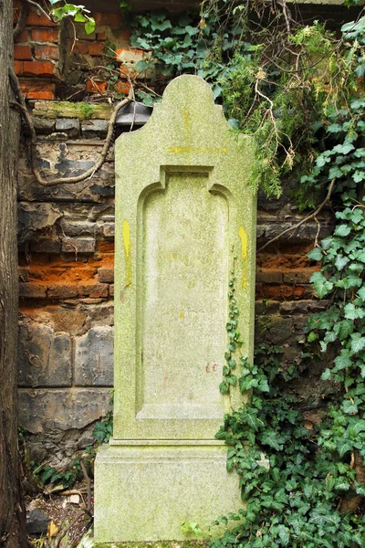 Worn tombstone — Stock Photo, Image