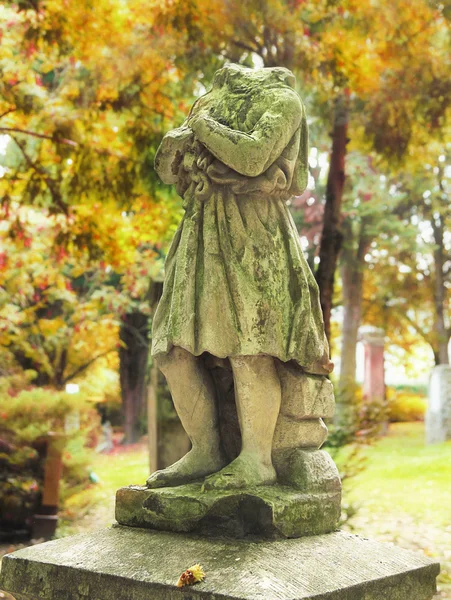 Estatua sin cabeza en el cementerio —  Fotos de Stock