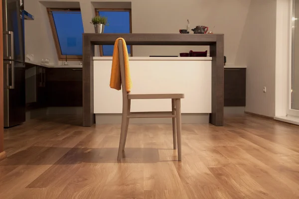 Stoel in hedendaagse keuken interieur — Stockfoto