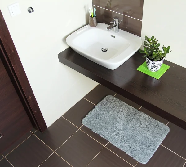 Salle de bain intérieure avec lavabo — Photo