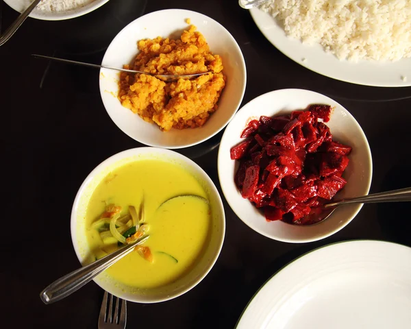 Hint yemeği masada kase — Stok fotoğraf