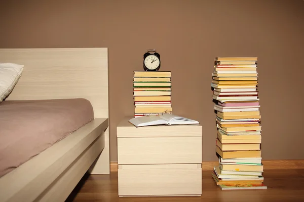 Bücherstapel im Schlafzimmer — Stockfoto