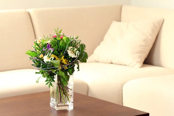 लिविंग रूम में फूलों के साथ वाज़ — स्टॉक फ़ोटो, इमेज
