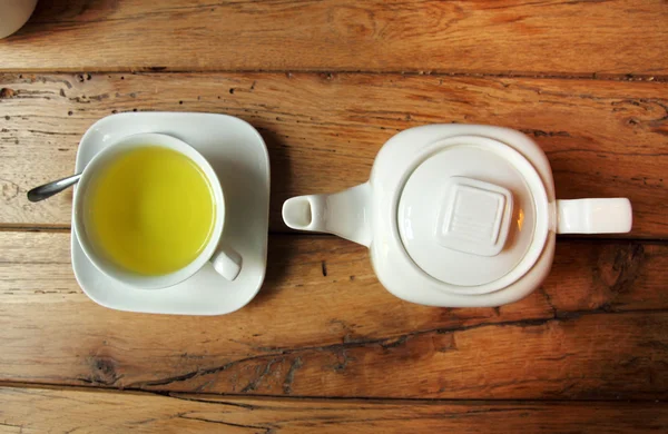 Juego de té blanco sobre mesa de madera — Foto de Stock