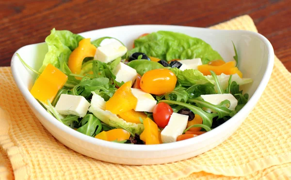 Овощной салат с сыром фета — стоковое фото