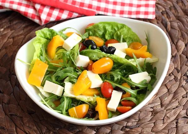 Овощной салат с сыром фета — стоковое фото