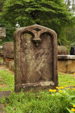 Mezarlıkta mezar taşı