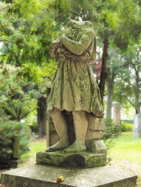 Huvudlösa staty på kyrkogård — Stockfoto