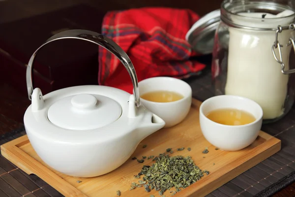 Tetera con tazas y vela — Foto de Stock