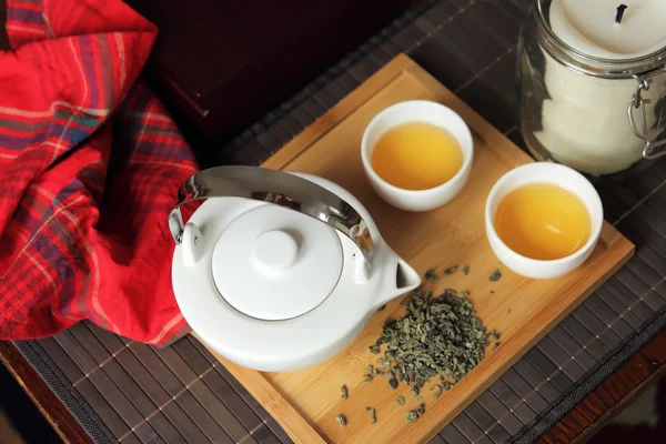 Tetera con tazas y té verde — Foto de Stock